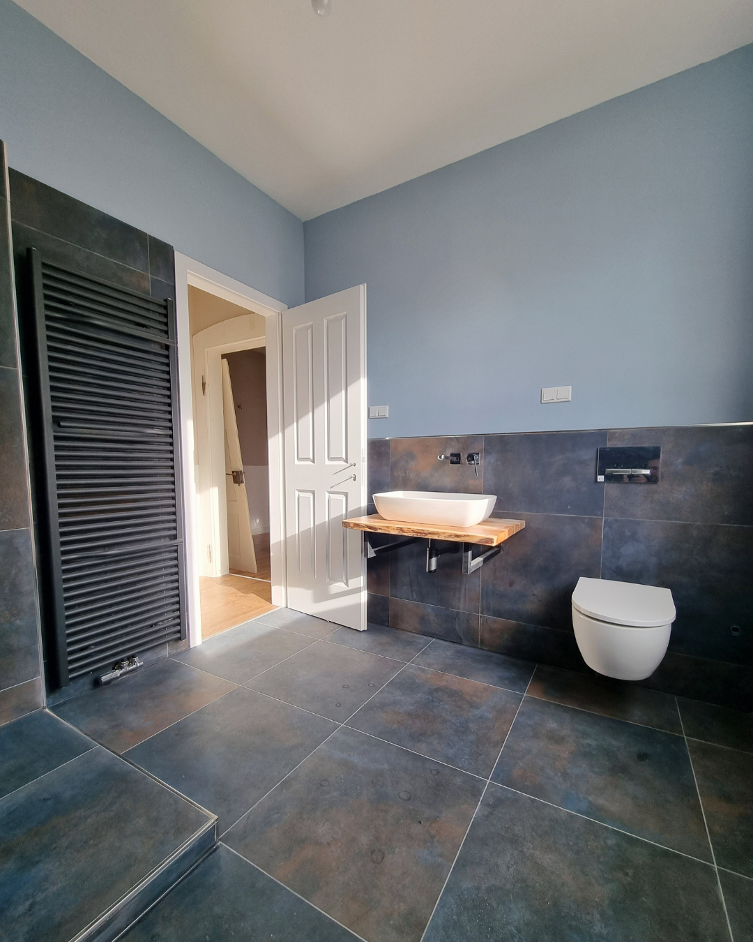 Badsanierung Nürnberg 2022 - Modernes Bad mit dunklen Fliesen